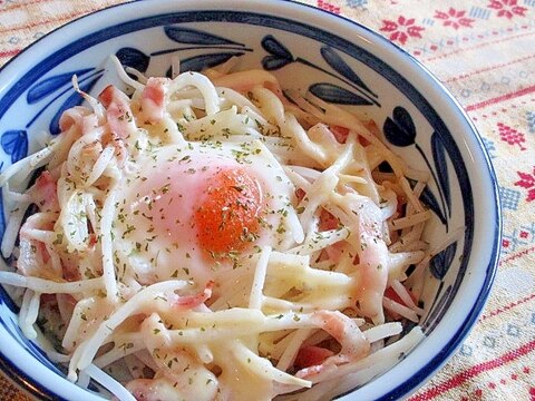 レンジで簡単！もやしとベーコンの巣ごもり♪